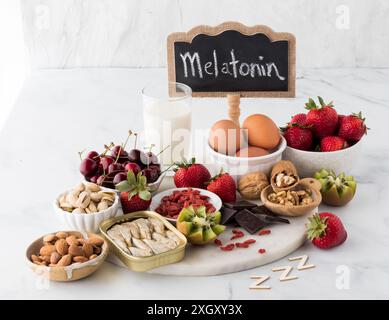 Una disposizione di alimenti assortiti ad alto contenuto di melatonina nutriente. Foto Stock