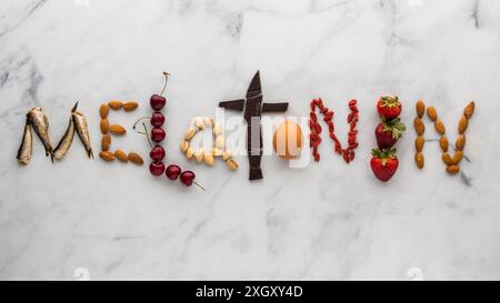 La parola melatonina è stata pronunciata usando alimenti ricchi di nutrienti. Foto Stock