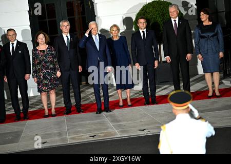 Andrzej Duda, presidente della Polonia, da sinistra, Ingrid Schulerud, moglie di Jens Stoltenberg, Jens Stoltenberg, segretario generale dell'Organizzazione del Trattato del Nord Atlantico (NATO), presidente degli Stati Uniti Joe Biden, first lady Jill Biden, Emmanuel Macron, presidente della Francia, Gitanas Nauseda, presidente della Lituania, e sua moglie Diana Nausediene durante una cerimonia di arrivo al portico meridionale della Casa Bianca a Washington, DC, USA, mercoledì 10 luglio, 2024. i leader della NATO, che si riuniranno per un vertice NATO di tre giorni a Washington, invieranno cinque sistemi di difesa aerea a lungo raggio per l'Ucraina, dopo il presidente volo Foto Stock