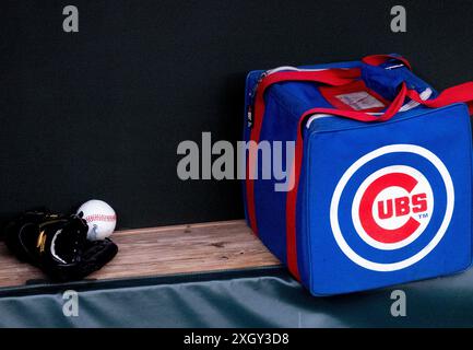 Baltimora, Stati Uniti. 9 luglio 2024. BALTIMORE, MD - 10 LUGLIO: Un angolo dei Cubs dugout all'Orioles Park prima di una partita della MLB tra i Baltimore Orioles e i Chicago Cubs, il 10 luglio 2024, all'Orioles Park a Camden Yards, a Baltimora, Maryland. (Foto di Tony Quinn/SipaUSA) credito: SIPA USA/Alamy Live News Foto Stock