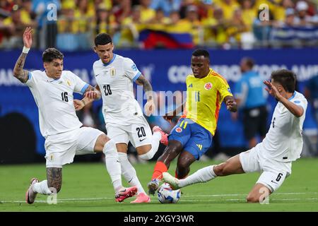 Charlotte, North Carolina, Stati Uniti. 10 luglio 2024. Il centrocampista colombiano JHON ARIAS (11) compete per il pallone contro il difensore dell'Uruguay MATHIAS OLIVERA (16), l'attaccante dell'Uruguay MAXIMILIANO ARAUJO (20) e il centrocampista dell'Uruguay RODRIGO BENTANCUR (6) durante la prima metà della semifinale della CONMEBOL Copa America tra Uruguay e Columbia allo stadio Bank of America di Charlotte, NC il 10 luglio 2024. (Immagine di credito: © Cory Knowlton/ZUMA Press Wire) SOLO PER USO EDITORIALE! Non per USO commerciale! Foto Stock