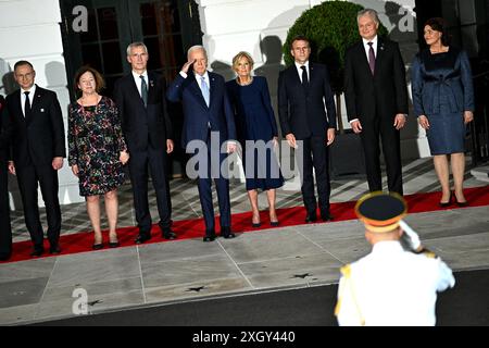 Washington, DC, USA, 10 luglio 2024. Andrzej Duda, presidente della Polonia, da sinistra, Ingrid Schulerud, moglie di Jens Stoltenberg, Jens Stoltenberg, segretario generale dell'Organizzazione del Trattato del Nord Atlantico (NATO), presidente degli Stati Uniti Joe Biden, first lady Jill Biden, Emmanuel Macron, presidente della Francia, Gitanas Nauseda, presidente della Lituania, e sua moglie Diana Nausediene durante una cerimonia di arrivo al portico meridionale della Casa Bianca a Washington, DC, USA, mercoledì 10 luglio, 2024. i leader della NATO, che si riuniranno per un vertice NATO di tre giorni a Washington, invieranno cinque sistemi di difesa aerea a lungo raggio Foto Stock