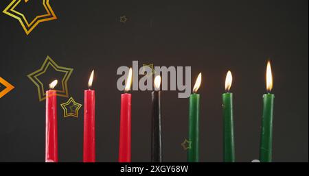 Immagine di stelle dorate che cadono sulle candele kwanzaa su sfondo nero. Il concetto di festa, celebrazione e tradizione Kwanzaa è un'immagine generata digitalmente Foto Stock