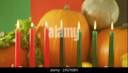 Immagine di stelle dorate su candele e zucche kwanzaa. Il concetto di festa, celebrazione e tradizione Kwanzaa è un'immagine generata digitalmente. Foto Stock