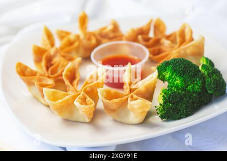 Vista di un piatto di wonton di formaggio spalmabile. Foto Stock