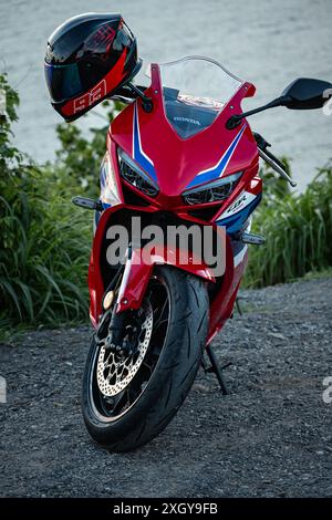 Modello giapponese Honda modello CBR 650 R. Grande motocicletta sportiva Honda parcheggiata su strada. Motori sportivi. Logo Honda Super Sport Motorcycle-Thail Foto Stock