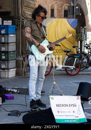 Artista di strada che suona la chitarra nel centro storico di Bologna. Italia Foto Stock
