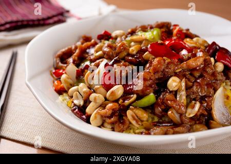 Un piatto di pollo kung pao e riso fritto. Foto Stock