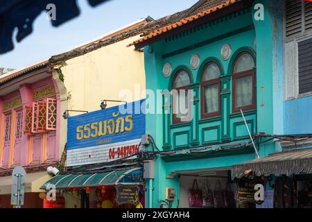 Case in stile portoghese. Centro storico di Phuket con edifici architettonici sino portoghesi a Phuket in Thailandia. Casa con finestre colorate e design Foto Stock