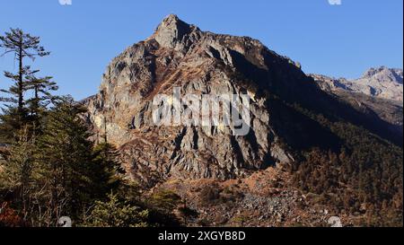 vista panoramica del paesaggio montano dell'himalaya di tawang, situato vicino al confine con l'india e alla popolare stazione collinare di arunachal pradesh, nel nord-est dell'india Foto Stock