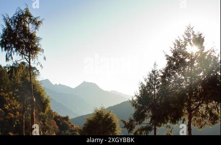 vista panoramica del paesaggio montano dell'himalaya di tawang, situato vicino al confine con l'india e alla popolare stazione collinare di arunachal pradesh, nel nord-est dell'india Foto Stock