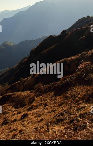 vista panoramica del paesaggio montano dell'himalaya di tawang, situato vicino al confine con l'india e alla popolare stazione collinare di arunachal pradesh, nel nord-est dell'india Foto Stock