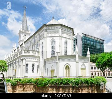 Incredibile edificio coloniale bianco della vecchia chiesa cattolica nel centro di Singapore. Foto Stock