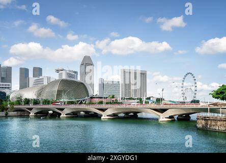 Splendida vista degli edifici moderni nel centro di Singapore e del ponte panoramico sulla foce del fiume Singapore. Foto Stock