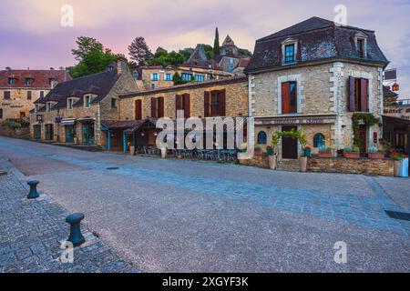 Un'alba estiva nello splendido villaggio di Beynac-et-Cazenac, situato nel dipartimento della Dordogna nel sud-ovest della Francia nella regione Nouvelle-Aquit Foto Stock