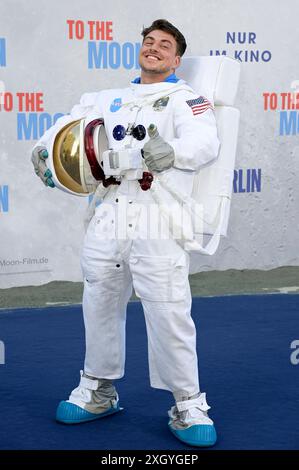 Johny Münster bei der Premiere des Kinofilms to the Moon im Zoo Palast. Berlino, 10.07.2024 *** Johny Münster alla prima del film To the Moon allo Zoo Palast Berlin, 10 07 2024 foto:XF.xKernx/xFuturexImagex Moon 4721 Foto Stock