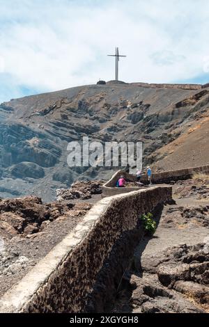 Masaya, Nicaragua - 25 marzo 2019: Una vista panoramica del cratere di Santiago con i visitatori che ammirano il paesaggio vulcanico. Foto Stock