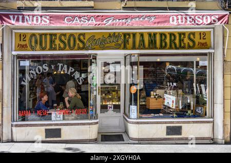 Casa Gonzales, un popolare tapas bar e gastronomia che vende una grande varietà di vini e formaggi. Nella Calle del Leon, Barrio de las Letras, Cent Foto Stock