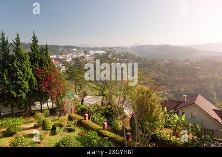Splendida vista di Dalat (da Lat) in Vietnam. Paesaggio urbano panoramico dalla cima della collina. Dalat è una popolare destinazione turistica dell'Asia. Foto Stock