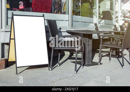 White Mockup of Blank Restaurant Menu display su Un marciapiede Foto Stock