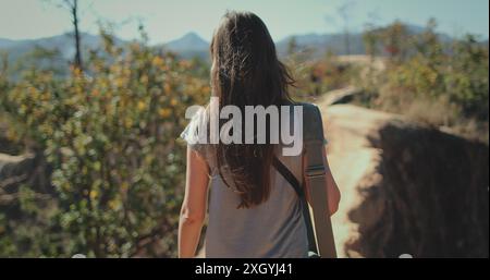 Donna turista che viaggia a piedi per Pai Canyon Kong LAN, provincia di Chiang mai, Thailandia. Bruna per capelli lunghi con vista posteriore della borsa Foto Stock
