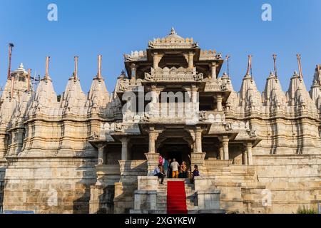 l'antica architettura unica del tempio con cielo blu brillante di giorno da angolazioni diverse viene scattata al tempio jain di ranakpur, rajasthan, india. Foto Stock