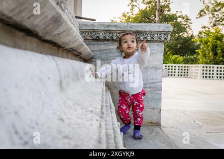 i ritratti innocenti dei bambini piccoli nel cortile del tempio di giorno da una prospettiva unica Foto Stock