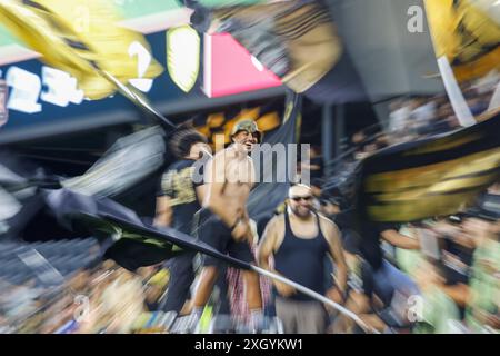 Los Angeles, Stati Uniti. 10 luglio 2024. I tifosi del Los Angeles FC si sono visti durante il quarto di finale della U.S. Open Cup tra il Los Angeles FC e il New Mexico United al BMO Stadium. Punteggio finale; Los Angeles FC 3:1 New Mexico United. Credito: SOPA Images Limited/Alamy Live News Foto Stock