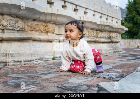 i ritratti innocenti dei bambini piccoli nel cortile del tempio di giorno da una prospettiva unica Foto Stock