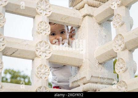 i ritratti innocenti dei bambini piccoli nel cortile del tempio di giorno da una prospettiva unica Foto Stock