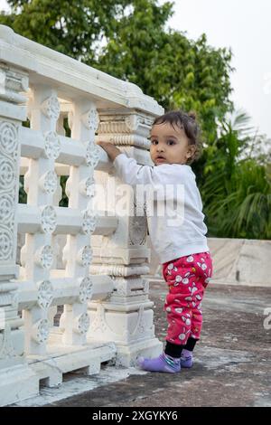 i ritratti innocenti dei bambini piccoli nel cortile del tempio di giorno da una prospettiva unica Foto Stock