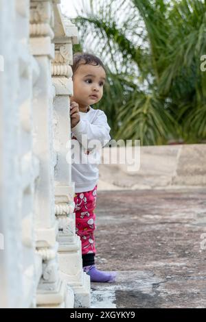 i ritratti innocenti dei bambini piccoli nel cortile del tempio di giorno da una prospettiva unica Foto Stock