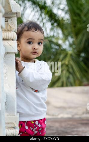 i ritratti innocenti dei bambini piccoli nel cortile del tempio di giorno da una prospettiva unica Foto Stock