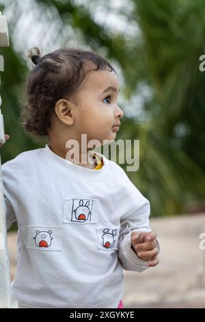 i ritratti innocenti dei bambini piccoli nel cortile del tempio di giorno da una prospettiva unica Foto Stock