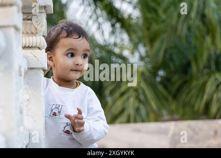 i ritratti innocenti dei bambini piccoli nel cortile del tempio di giorno da una prospettiva unica Foto Stock