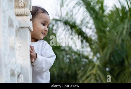 i ritratti innocenti dei bambini piccoli nel cortile del tempio di giorno da una prospettiva unica Foto Stock