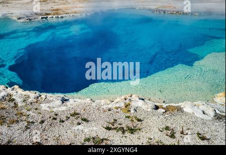 Piscina di zaffiro nel Biscuit Basin, parco nazionale di Yellowstone, Wyoming Foto Stock