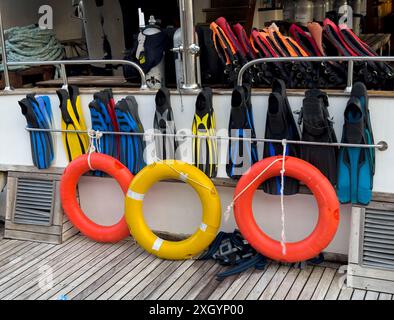 Scuola di immersioni su una barca in Egitto sul Mar Rosso, corso di snorkeling e immersioni Foto Stock