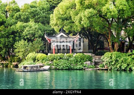 Splendida vista del tradizionale padiglione cinese vicino al lago tra alberi verdi nel parco di Guilin, Cina. Meraviglioso paesaggio estivo Foto Stock