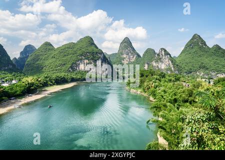 Splendido paesaggio estivo soleggiato nella contea di Yangshuo di Guilin, Cina. Splendida vista delle montagne carsiche e del fiume li (fiume Lijiang). Foto Stock