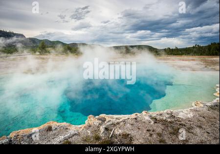 Piscina di zaffiro nel Biscuit Basin, parco nazionale di Yellowstone, Wyoming Foto Stock