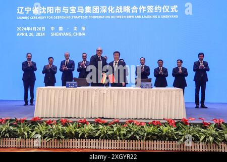 Pechino, Cina. 26 aprile 2024. Questa foto scattata il 26 aprile 2024 mostra una scena alla cerimonia della firma per l'approfondimento della cooperazione strategica tra BMW e Shenyang, a Shenyang, nella provincia di Liaoning della Cina nord-orientale. Crediti: Pan Yulong/Xinhua/Alamy Live News Foto Stock