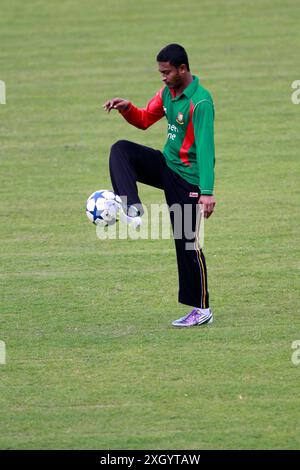 Il cricketer nazionale del Bangladesh Shakib al Hasan partecipa alle sessioni di allenamento allo Sher-e-Bangladesh National Cricket Stadium (SBNCS) davanti ai loro cinque ma TC Foto Stock