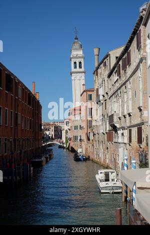 Campanile della Chiesa di San Giorgio dei Greci visto lungo il Rio dei Greci, Palazzo e Pali di Casada nel quartiere Castello di Venezia Foto Stock
