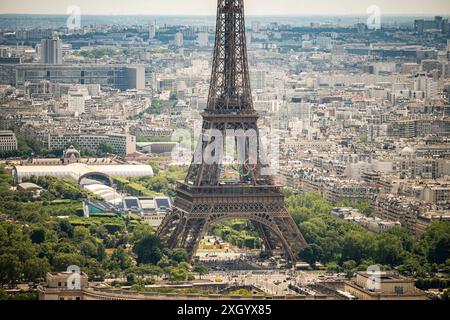 Parigi, Francia. 10 luglio 2024. Questa immagine aerea mostra la Torre Eiffel con gli anelli delle Olimpiadi di Parigi 2024 la costruzione sul campo di Marte per il Beach volley e il calcio cieco a Parigi, Francia, il 10 luglio 2024. I Giochi olimpici si svolgeranno in Francia dal 26 luglio all'11 agosto. Foto di Eliot Blondet/ABACAPRESS. COM credito: Abaca Press/Alamy Live News Foto Stock