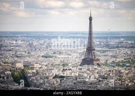 Parigi, Francia. 10 luglio 2024. Questa immagine aerea mostra la Torre Eiffel con gli anelli delle Olimpiadi di Parigi 2024 la costruzione sul campo di Marte per il Beach volley e il calcio cieco a Parigi, Francia, il 10 luglio 2024. I Giochi olimpici si svolgeranno in Francia dal 26 luglio all'11 agosto. Foto di Eliot Blondet/ABACAPRESS. COM credito: Abaca Press/Alamy Live News Foto Stock