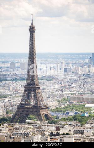 Parigi, Francia. 10 luglio 2024. Questa immagine aerea mostra la Torre Eiffel con gli anelli delle Olimpiadi di Parigi 2024 la costruzione sul campo di Marte per il Beach volley e il calcio cieco a Parigi, Francia, il 10 luglio 2024. I Giochi olimpici si svolgeranno in Francia dal 26 luglio all'11 agosto. Foto di Eliot Blondet/ABACAPRESS. COM credito: Abaca Press/Alamy Live News Foto Stock