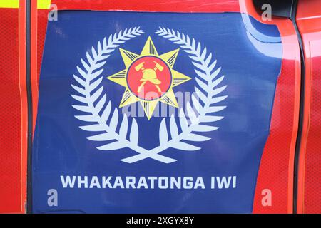 Whakaratonga IWI (Service to the People) NZFS Firefighter Emblem sul lato del loro Firetruck, nuova Zelanda Foto Stock