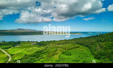 Kyle di Tongue Sutherland Scotland che guarda oltre il lago in estate verso Talmine e piccole isole Foto Stock