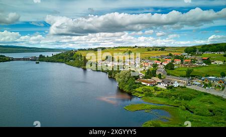 Lairg Sutherland Scotland il villaggio ospita Loch Shin e la diga presso la centrale elettrica di Lairg Foto Stock